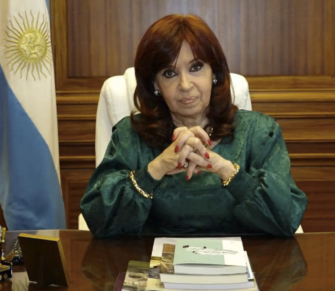 Condenan a seis años de prisión a Cristina Fernández