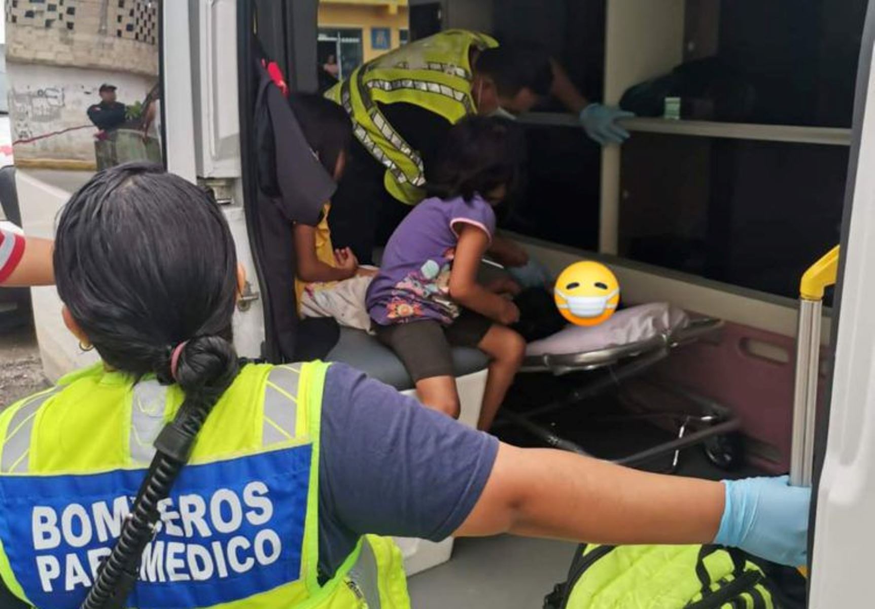 Vecinos rescatan cuatro niños entre las llamas