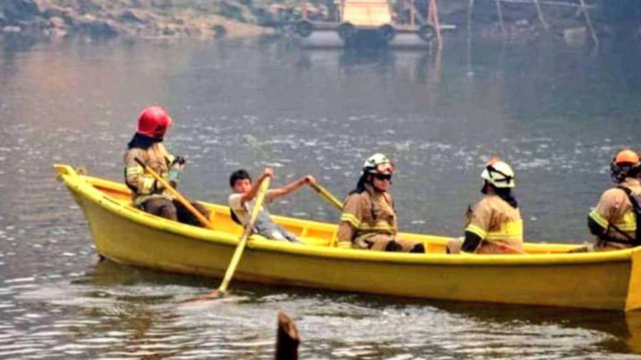 Niño lleva a bomberos en lancha