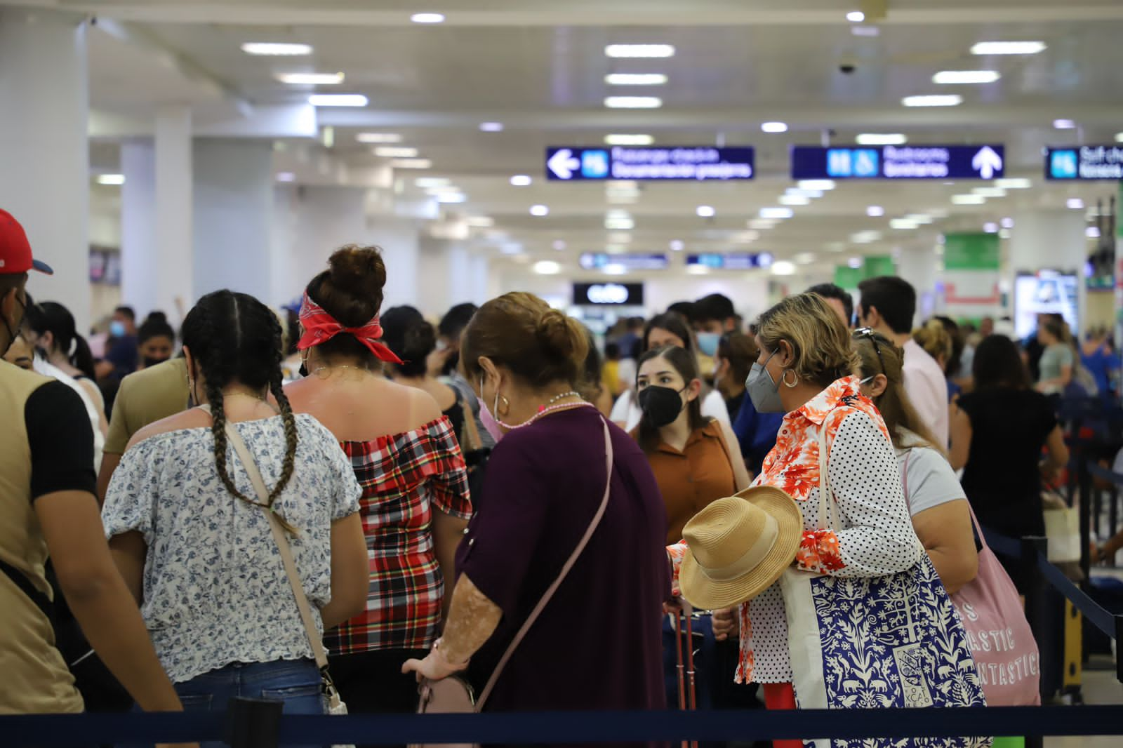 Turistas en aeropuerto de Cancún