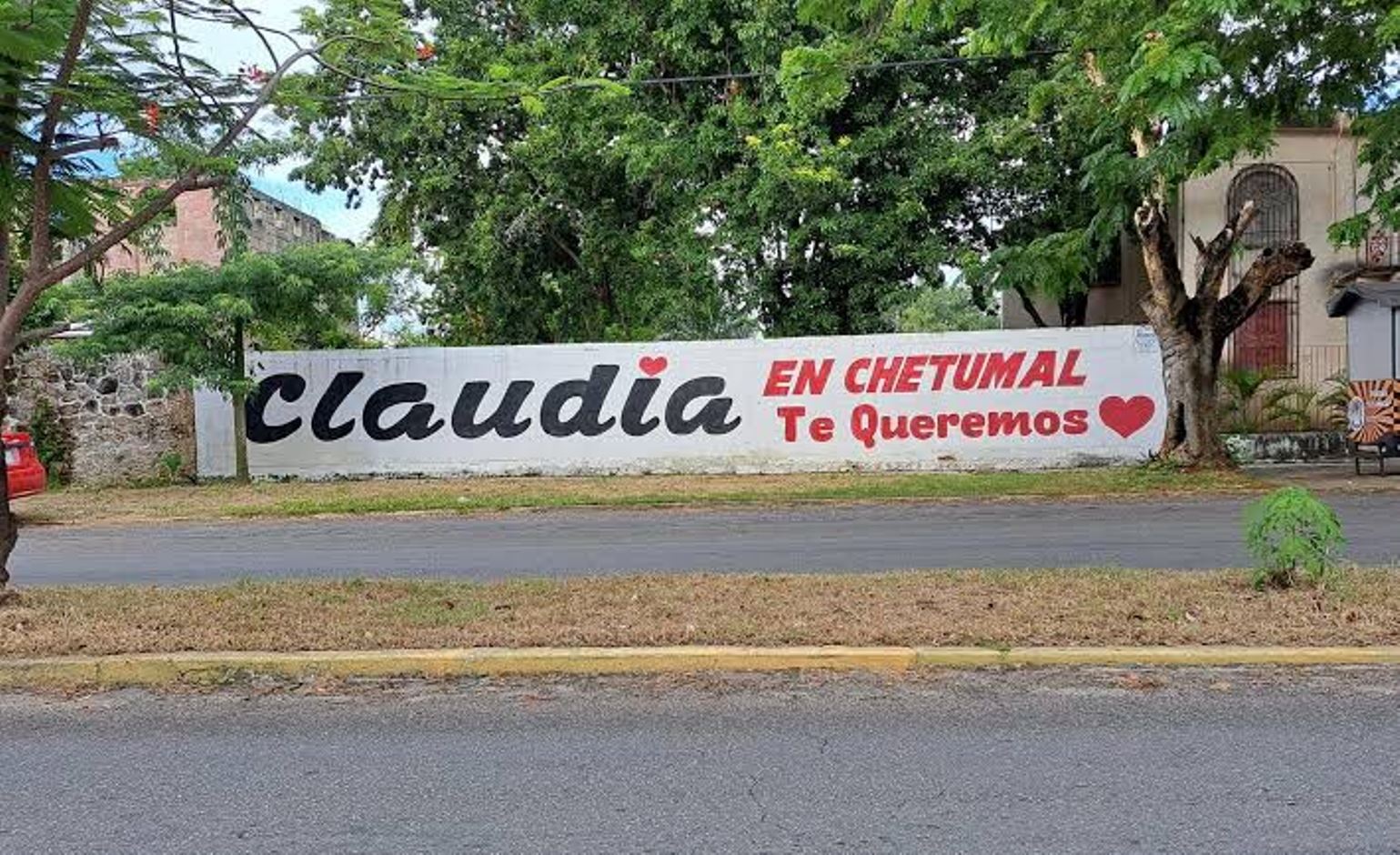 Barda pintada con nombre de Claudia Sheinbaum en Chetumal