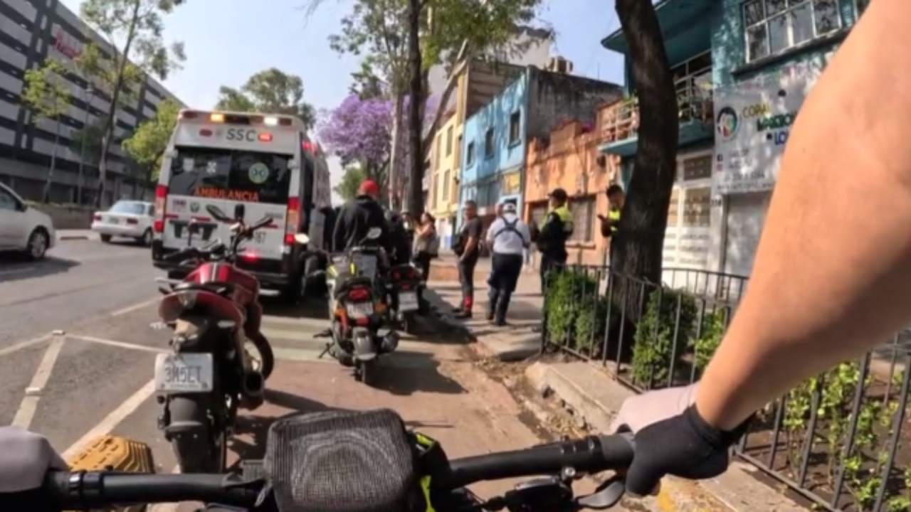 VIDEO: Ciclista se queja de que una ambulancia tapó una ciclovía; lo  exhiben por violento -