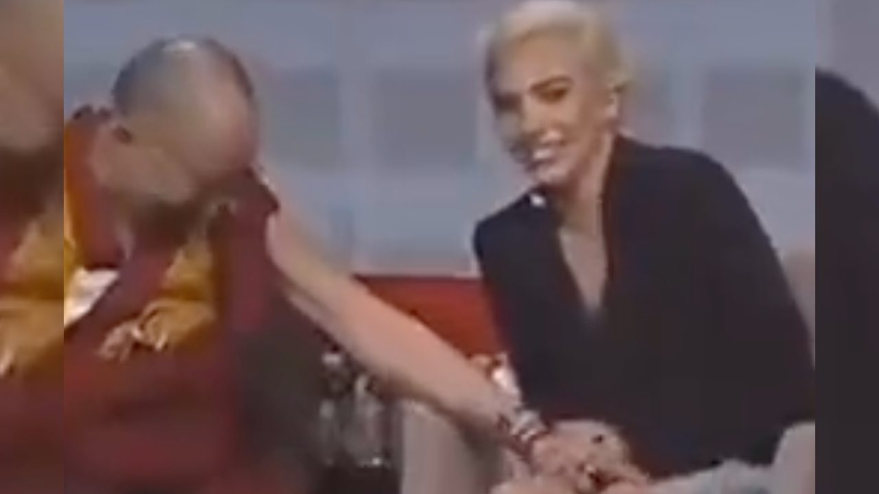 VIDEO: Reviven momento en que Dalái Lama ‘toqueteó’ a Lady Gaga