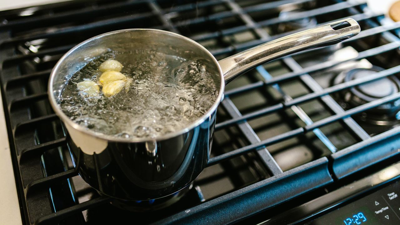 Mujer lanza olla de agua hirviendo a su yerno; siempre comía en su casa