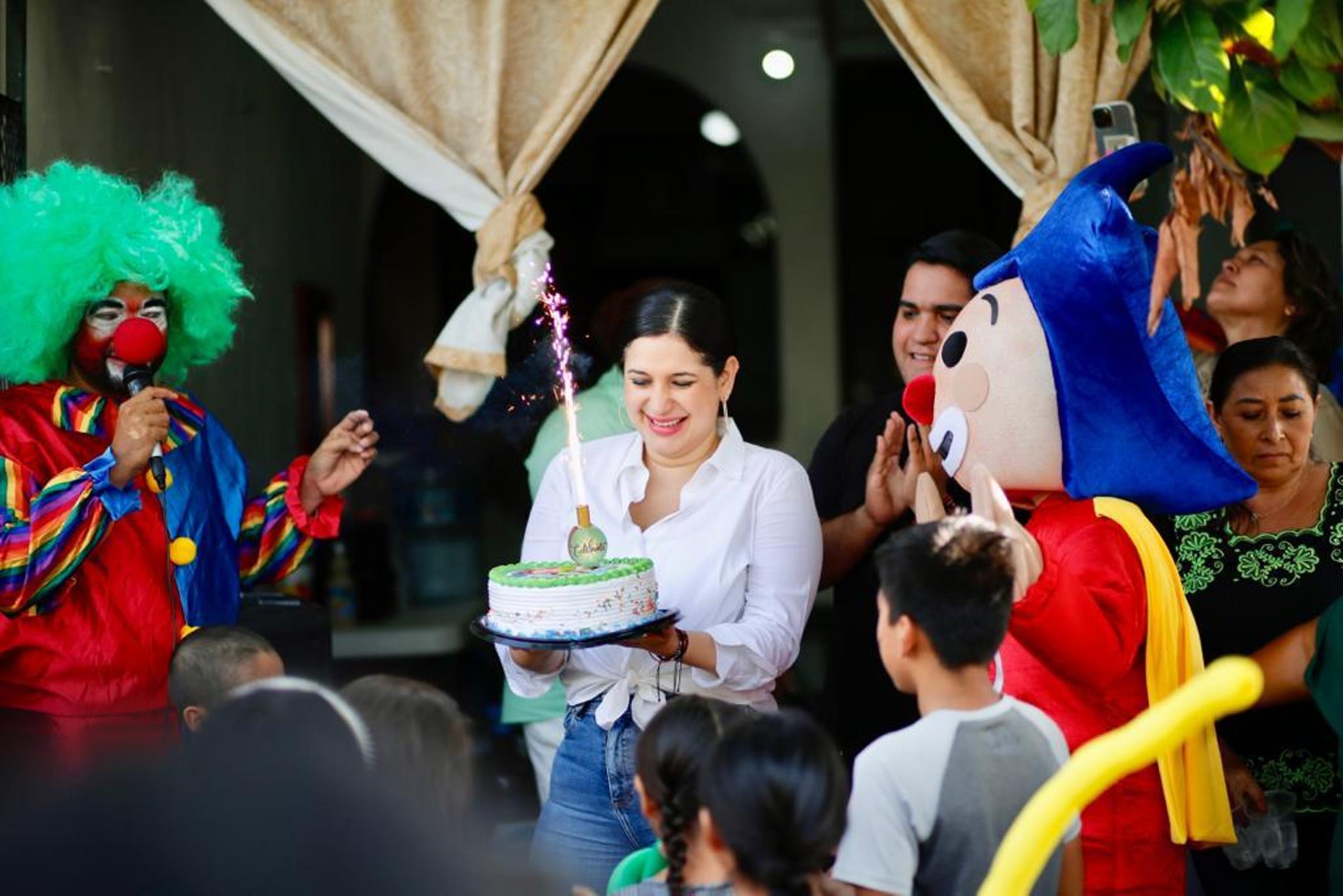 Estefanía Mercado convive con niñas y niños