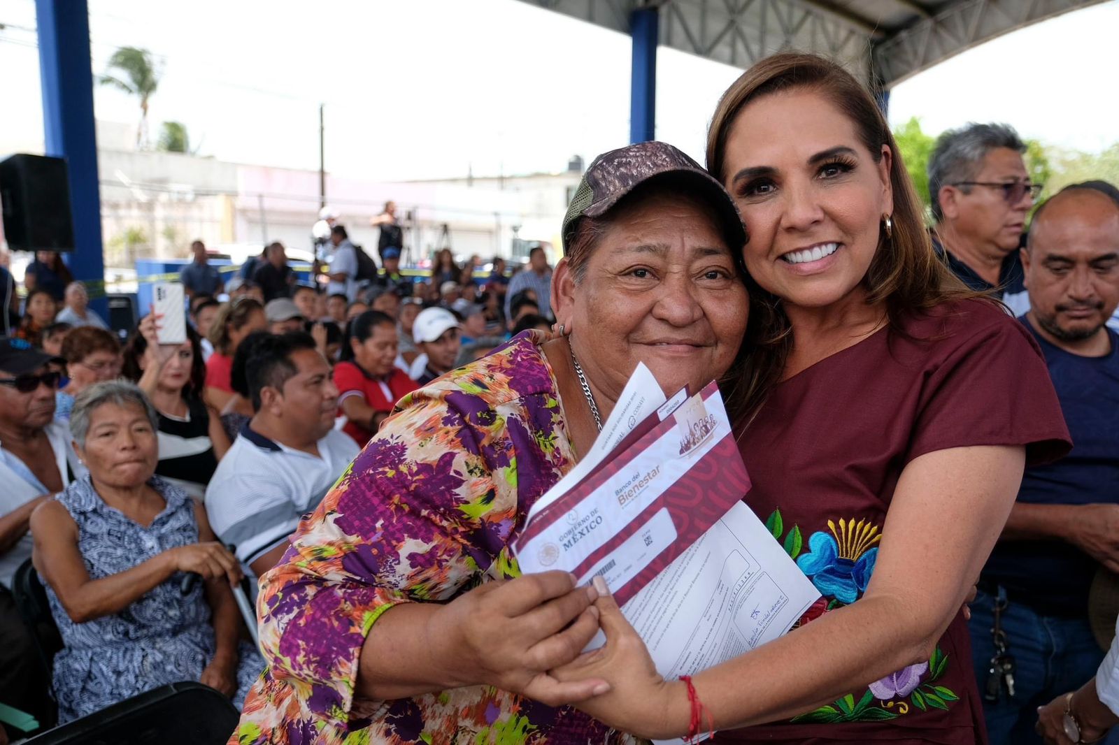 Mara Lezama abraza a la gente