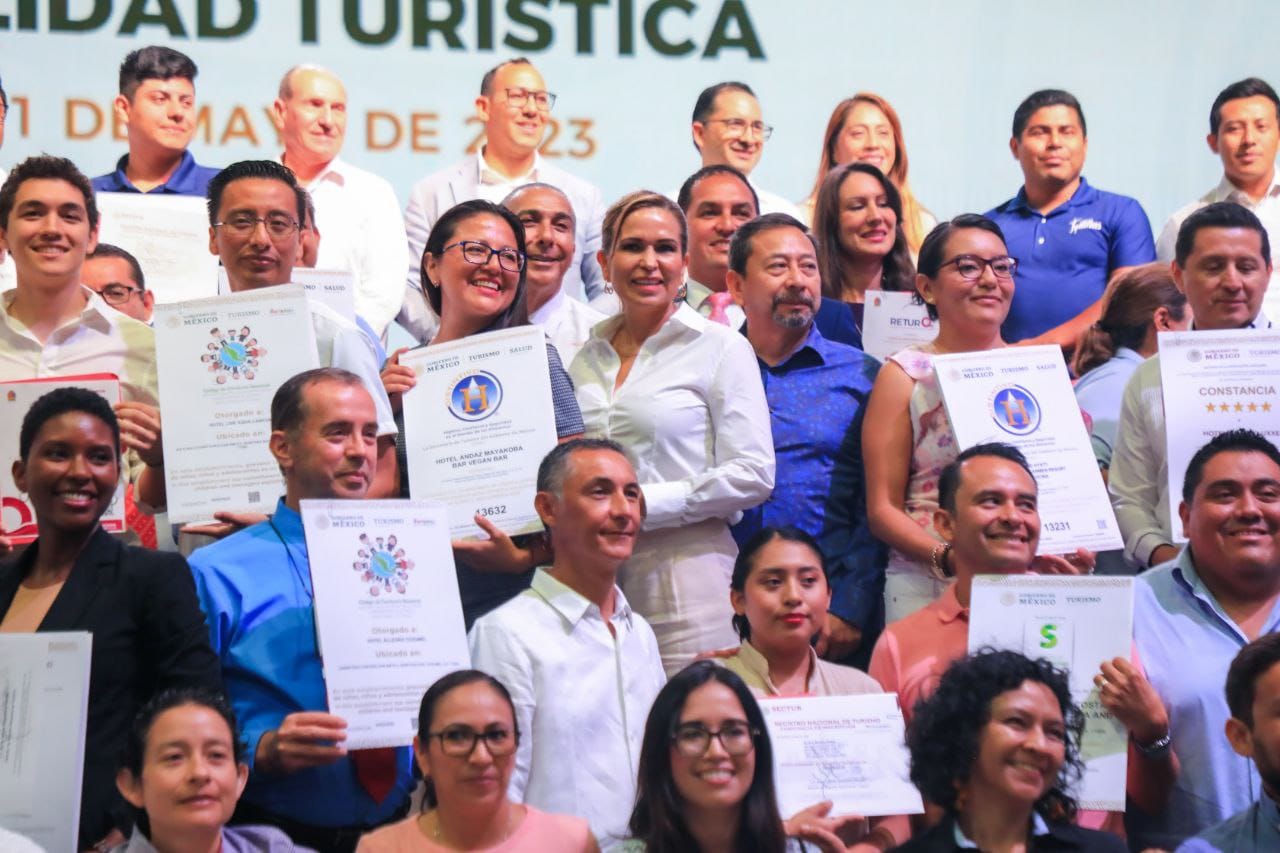 Lili Campos recibie premio de calidad turística