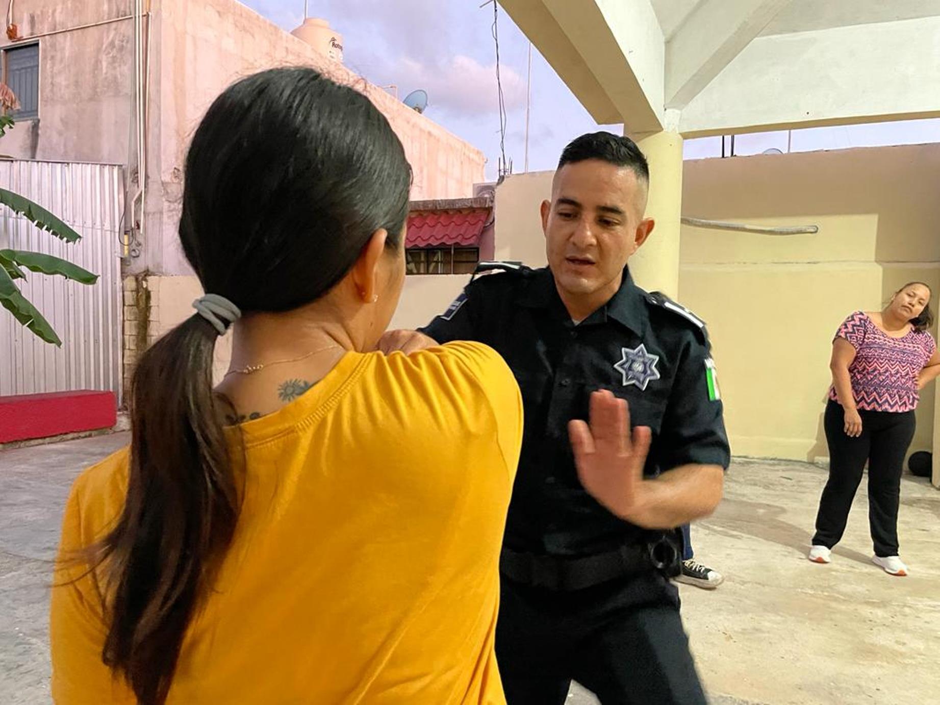 Policía imparte curso de protección personal