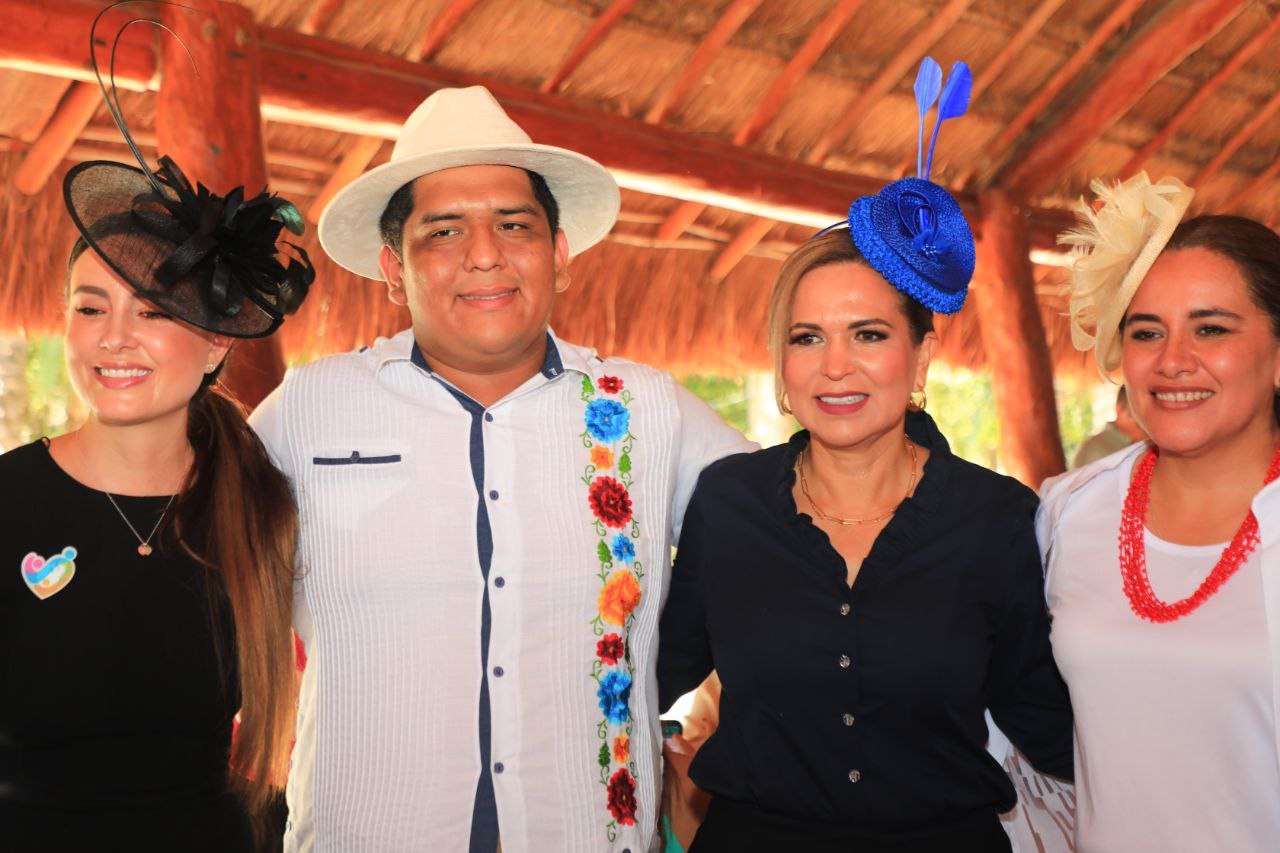 Lili Campos en el desayuno de sombrero