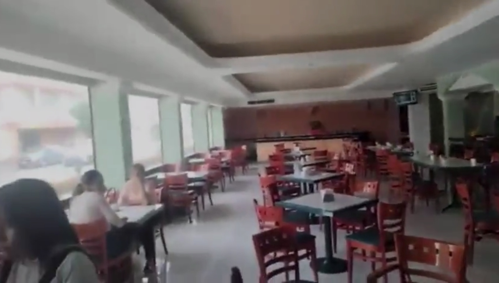 VIDEO: Acusan a miembros del Partido Verde de irse de restaurante sin pagar