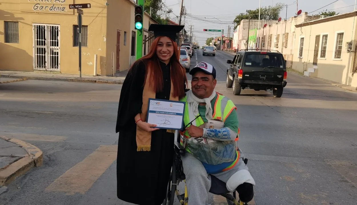 Egresada lleva su título al crucero donde su papá vende periódico y se hace viral