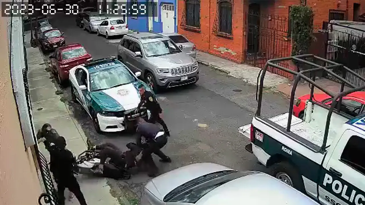 Policías se pelean con motociclistas en la Condesa