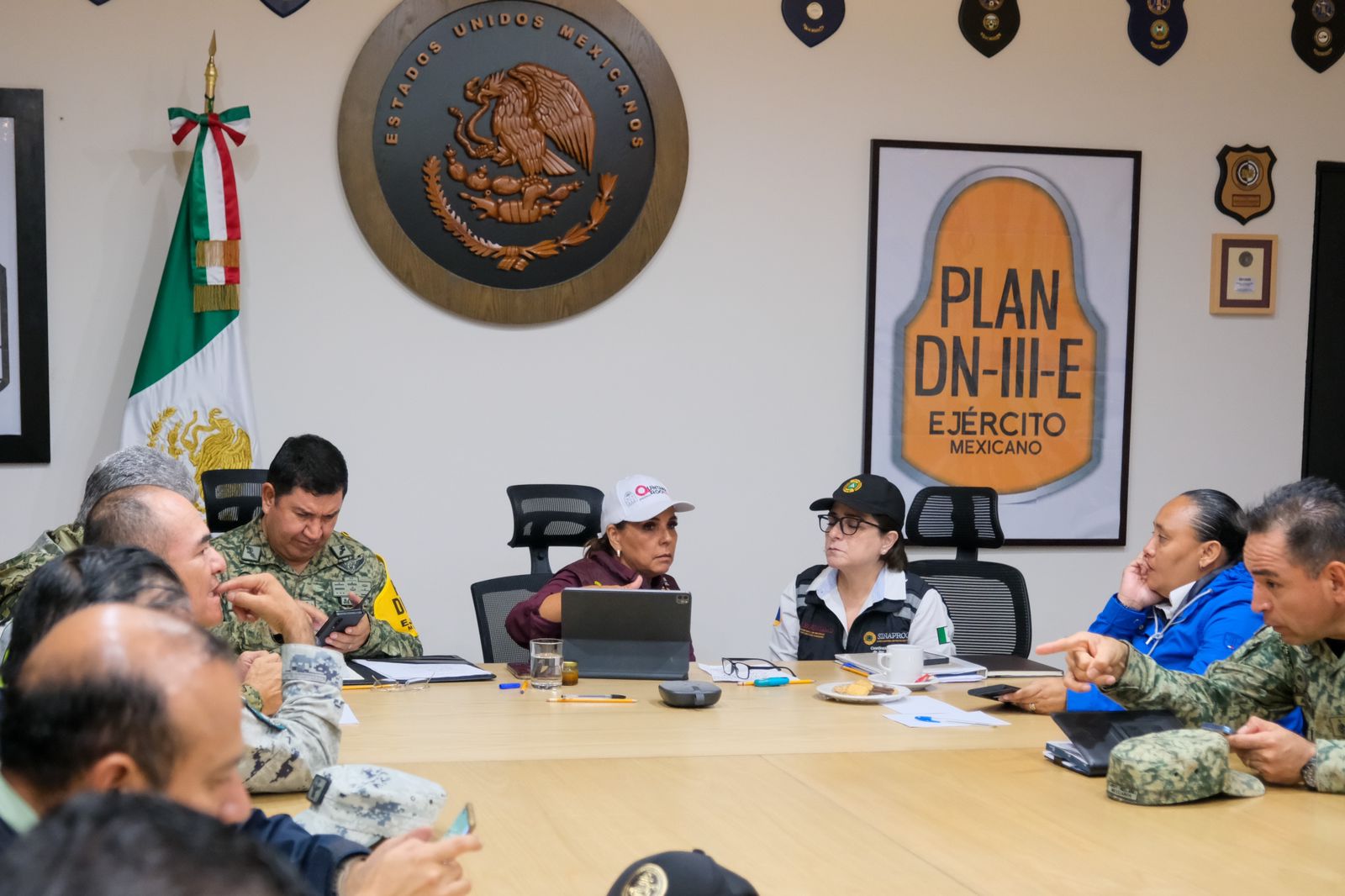 Desde el Centro de Mando, la gobernadora de Quintana Roo anunció que, por el momento, todos los centros de mando reportan saldo blanco.